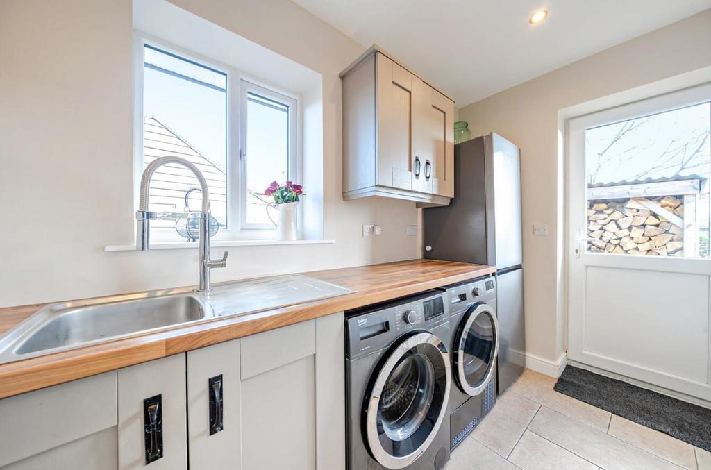 Kitchen3.JPG