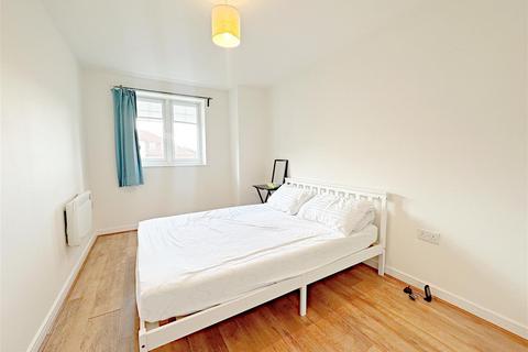 2 bedroom flat for sale, Schoolgate Drive, Morden SM4