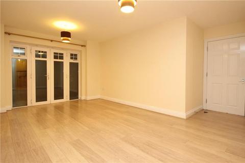 2 bedroom flat to rent, Pembroke Road, Woking GU22