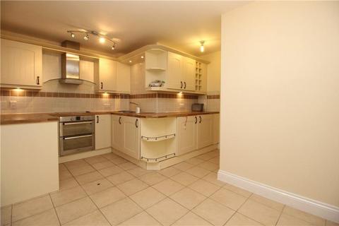 2 bedroom flat to rent, Pembroke Road, Woking GU22