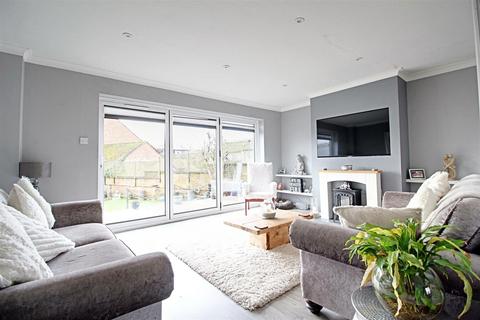 17 Hyde Lane, Bovingdon, Hemel Hempstead, HP3 0EG