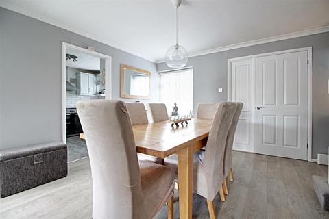 17 Hyde Lane, Bovingdon, Hemel Hempstead, HP3 0EG