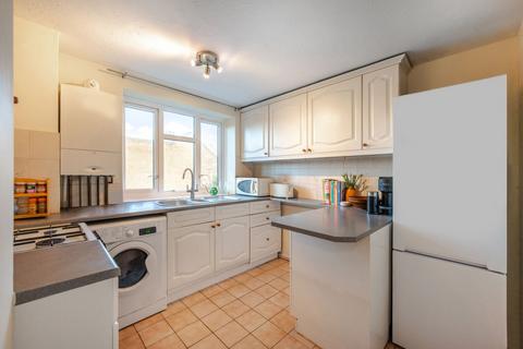 3 bedroom flat to rent, Charlwood Court, Putney, London