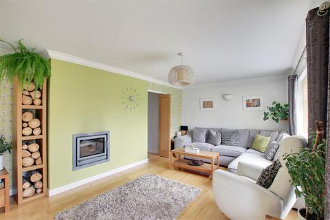 63 Ashton Close, Needingworth, St Ives, PE27 4UA
