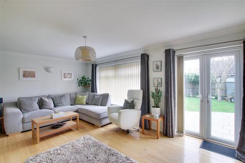 63 Ashton Close, Needingworth, St Ives, PE27 4UA