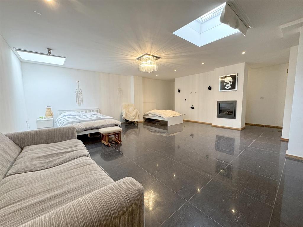 Apartment Room/Cinema/Games Room