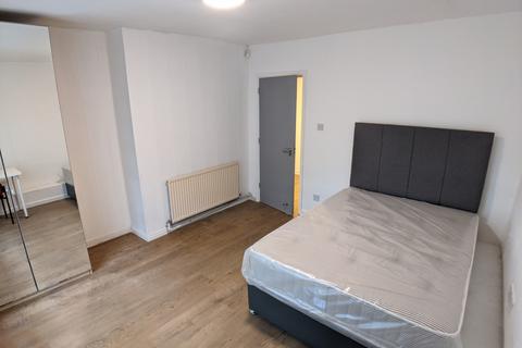 2 bedroom flat to rent, Swinton Grove, Manchester M13