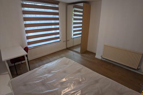 2 bedroom flat to rent, Swinton Grove, Manchester M13