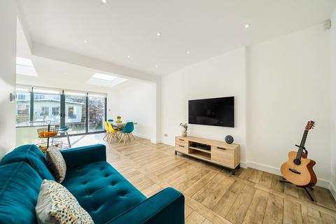 4 bedroom end of terrace house for sale, Nyon Grove, London