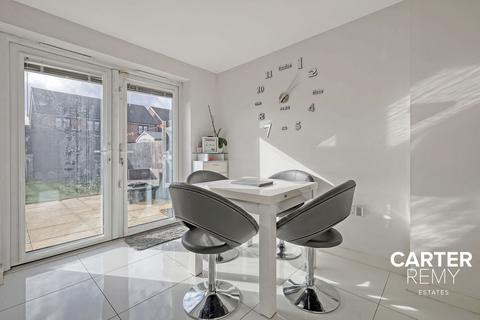 3 Lapwin Close, East Tilbury, Tilbury, RM18 8FH