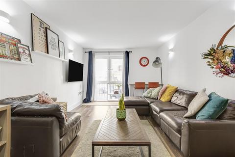 1 bedroom flat for sale, Lurline Gardens, London SW11