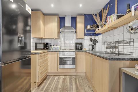 1 bedroom flat for sale, Lurline Gardens, London SW11