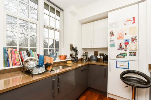 2 bedroom flat for sale, Lesbourne Road, Reigate, Surrey