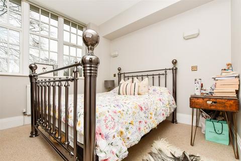 2 bedroom flat for sale, Lesbourne Road, Reigate, Surrey