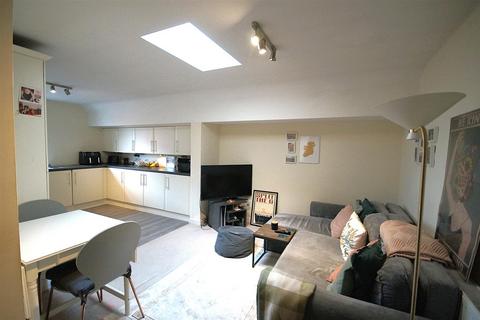 2 bedroom flat to rent, Oakshade Road Oxshott Surrey