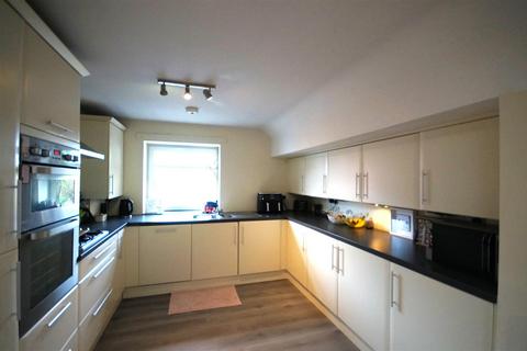 2 bedroom flat to rent, Oakshade Road Oxshott Surrey