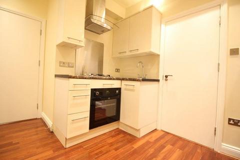 Studio to rent, Hill Road, Northwood