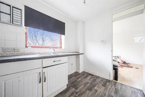 2 bedroom flat for sale, Warminster Road, London