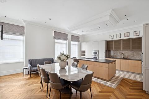 Kensington Court Gardens, Kensington, London, W8