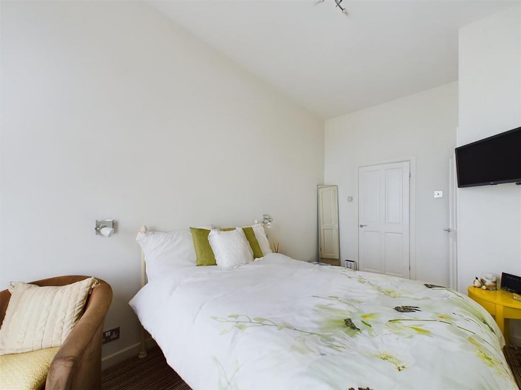 Bed 1 2.jpg