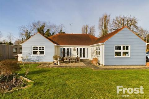 3 bedroom bungalow for sale, Tithe Lane, Wraysbury, Staines-upon-Thames, Berkshire, TW19