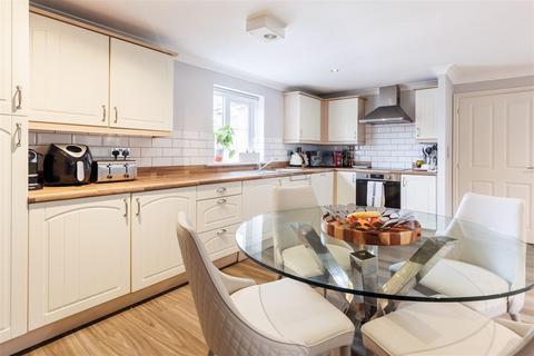 2 bedroom flat for sale, College Close, Loughton