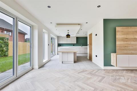 5 bedroom detached house for sale, Southern Court, Ightenhill, Burnley