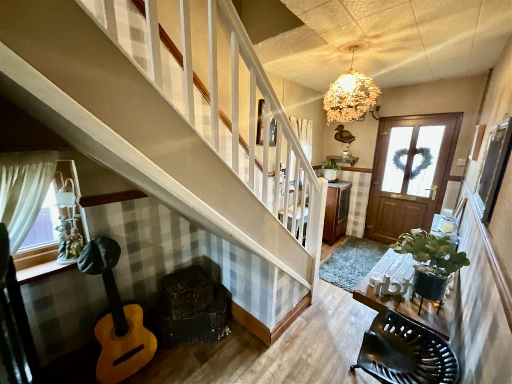 Front entrance door to hallway