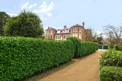 Topbourne, 7 Barnes Close, Winchester, SO23 9QX