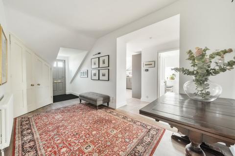 Topbourne, 7 Barnes Close, Winchester, SO23 9QX