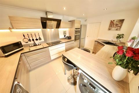 4 bedroom detached house for sale, Bushey Park, Kingswood, Hull