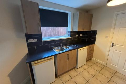 4 bedroom semi-detached house to rent, New Road, Dudley