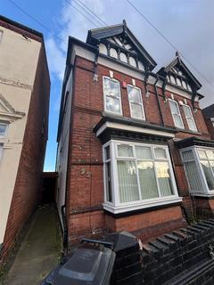 4 bedroom semi-detached house to rent, New Road, Dudley