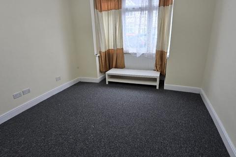 2 bedroom flat to rent, Kingston Road,  Ilford, IG1