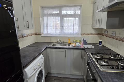 2 bedroom flat to rent, Kingston Road,  Ilford, IG1