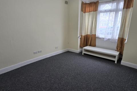 2 bedroom flat to rent, Kingston Road,  Ilford, IG1