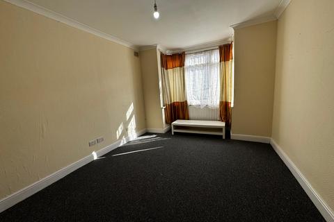 2 bedroom flat to rent, Kingston Road, Ilford, IG1