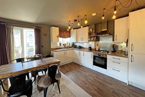 2 bedroom flat for sale, Godalming  *25% Shared Ownership*