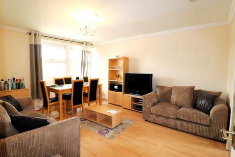 1 bedroom flat to rent, Straight Road, Romford RM3