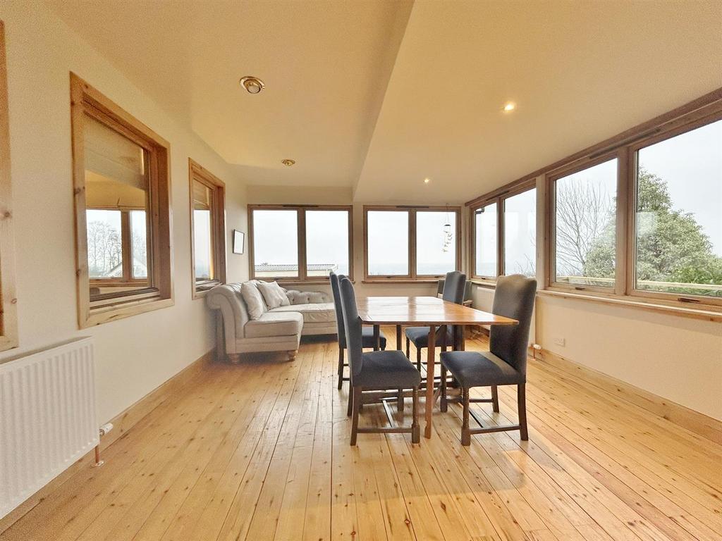 Sun / dining room