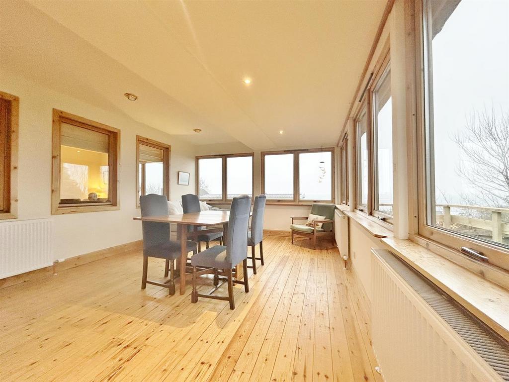 Sun / dining room