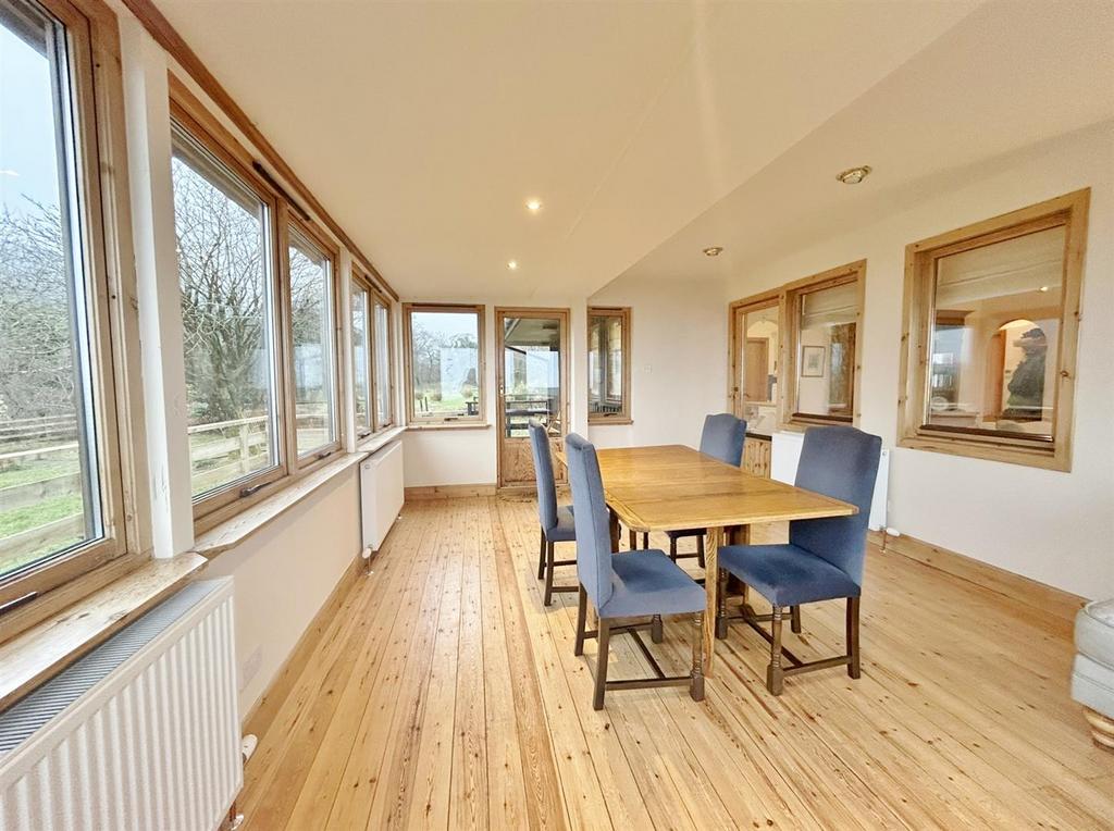 Sun / dining room