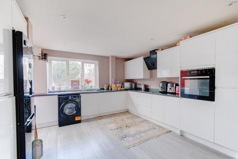 16 Beechnut Close, Solihull, B91 2NT