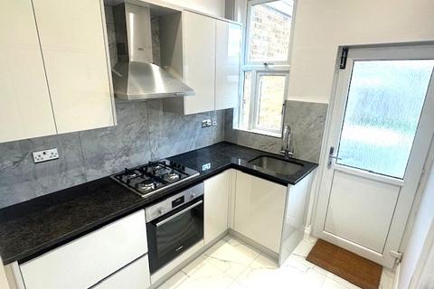 4 bedroom semi-detached house to rent, Hounslow TW3