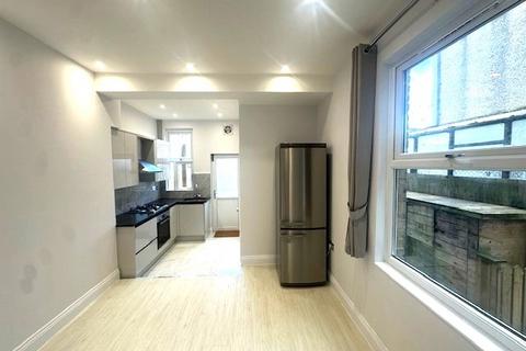 4 bedroom semi-detached house to rent, Hounslow TW3