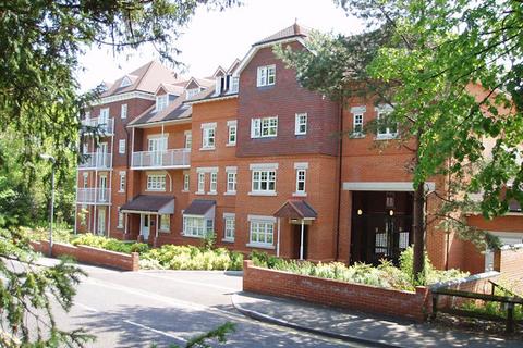 2 bedroom flat to rent, Heathside Road, Woking GU22