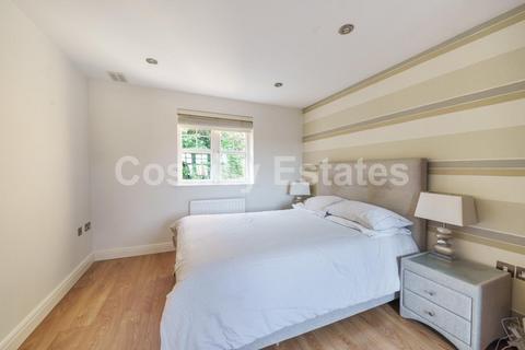 7 Tiverton Way, London, NW7 1GE
