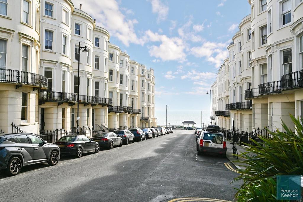 32 Eaton Place, BN2 1 EG (6).jpg