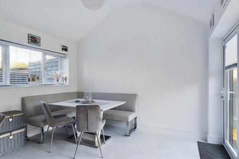 9a Vincent Close, Cheshunt, Waltham Cross, EN8 0RR