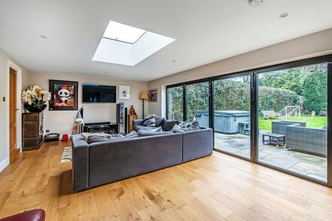 2 Gateways, Guildford, GU1 2LF